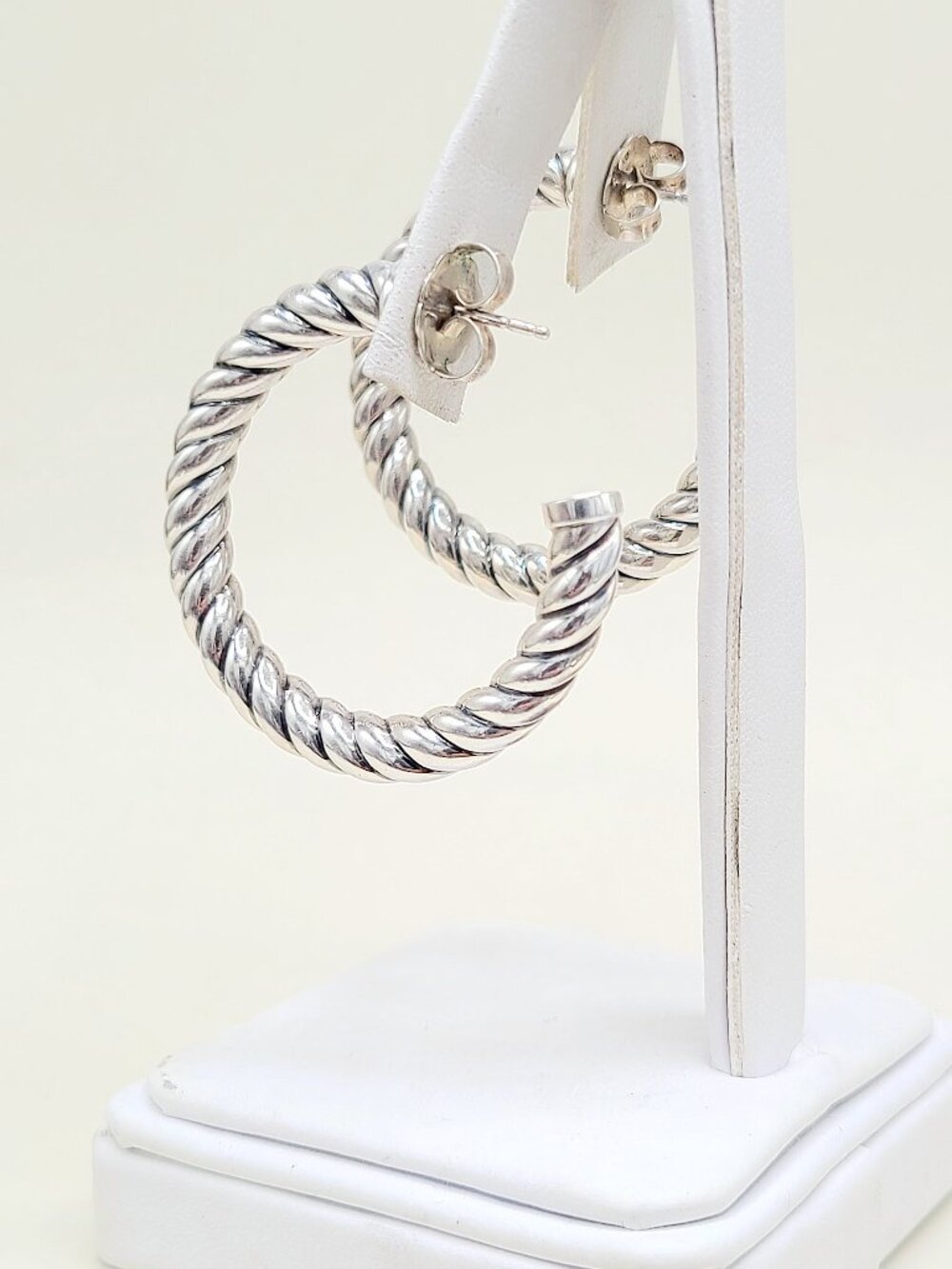 David Yurman Sculpted Hoop Earrings in Sterling Silver - Picture 5 of 8